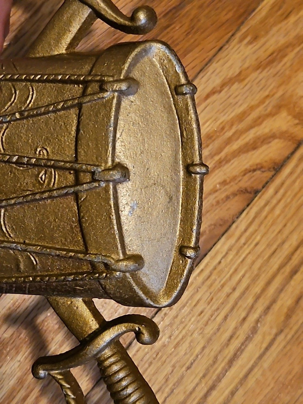Vintage 1970's Sexton Metal Wall Plaque Hanging Drum with Sabers #576