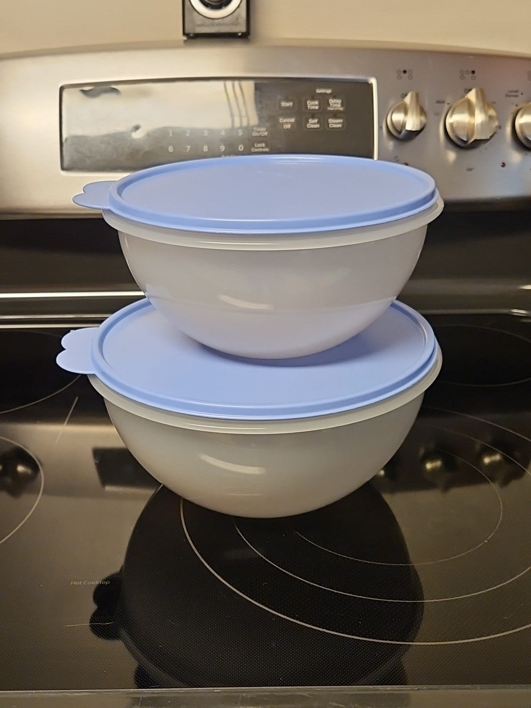 Set Of 2 Vintage Tupperware Wonderlier Bowls W Blue Lids 8 3/4 & 12 Cup