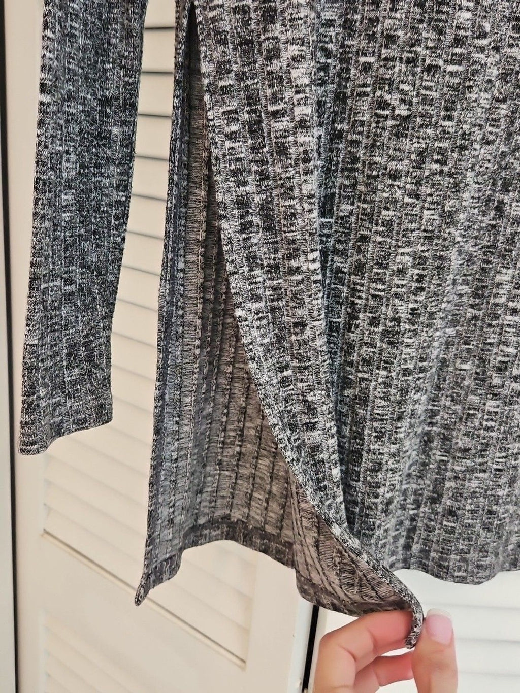 Forever 21 Women’s Light Tunic Sweater / Size S / Grey & Black