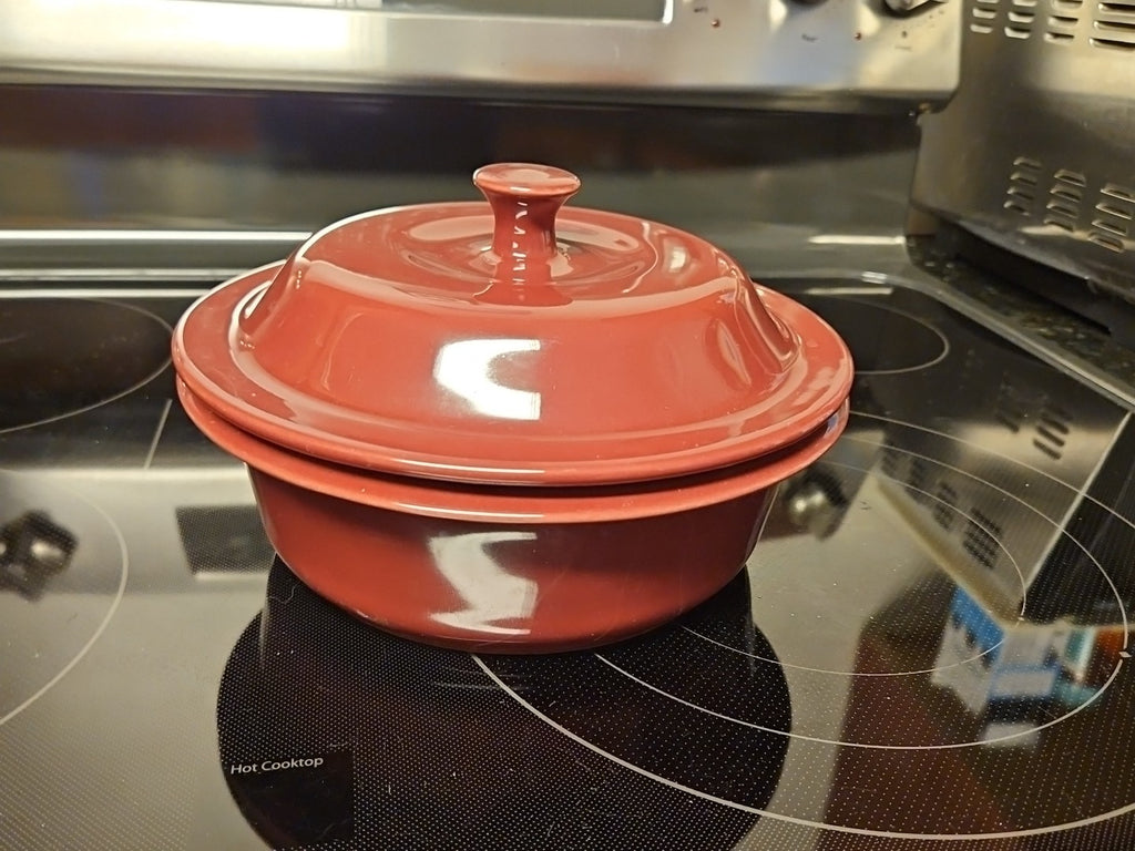 The Pampered Chef Cranberry Round Casserole Dish w/Lid #1121 6 Cup 1.5L EUC