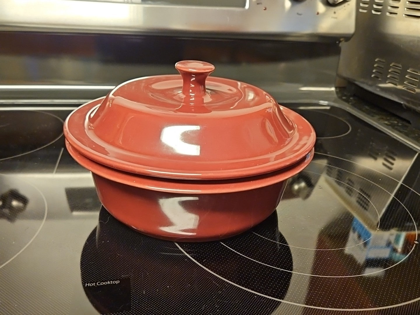 The Pampered Chef Cranberry Round Casserole Dish w/Lid #1121 6 Cup 1.5L EUC