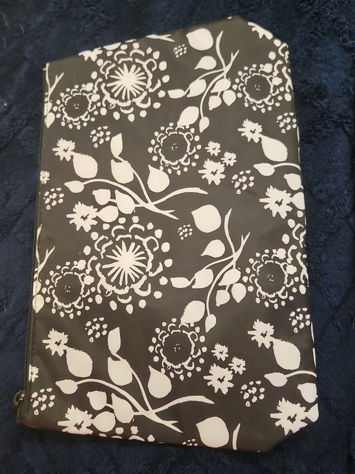 NWOT Thirty One Insulated Large Thermal Zipper Pouch Black Floral Brushstroke 31