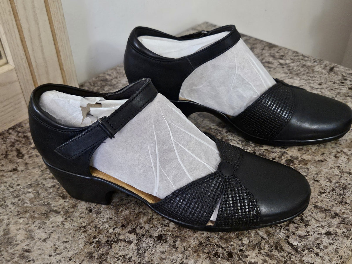 Clarks Emily Rae Women's Black Leather Ankle Strap Pump Heels Size 8M EUC