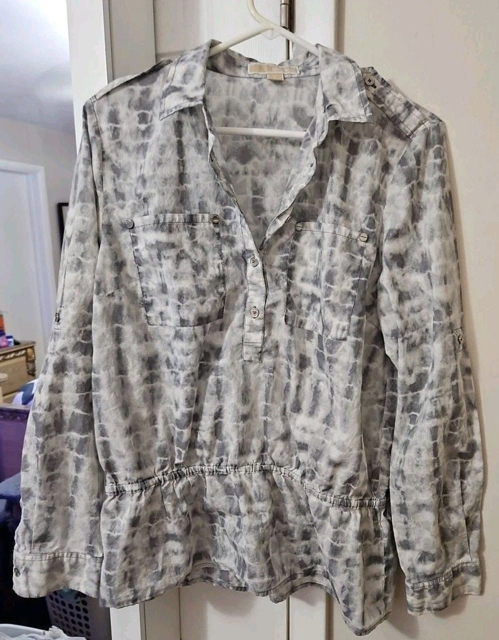 Michael Kors Blouse Henley Neck Ruffle Waist Sz L Grey & White