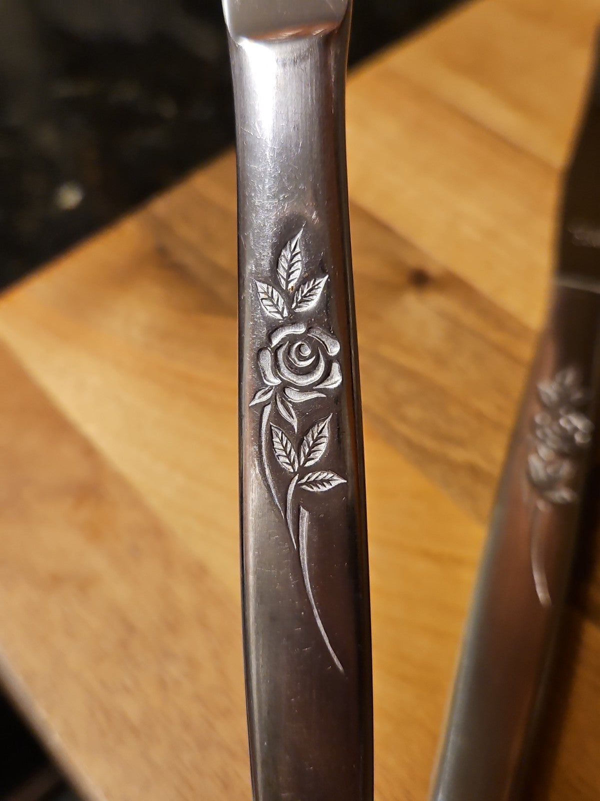 Set Of 8 Stainless Steel Japan Dinner Knives Elegant Indented Rose Pattern EUC