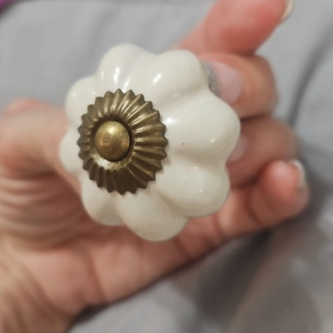 NWT Pier 1 White Porcelain Flower Brass Accent Drawer Pull Cabinet Knob 2"