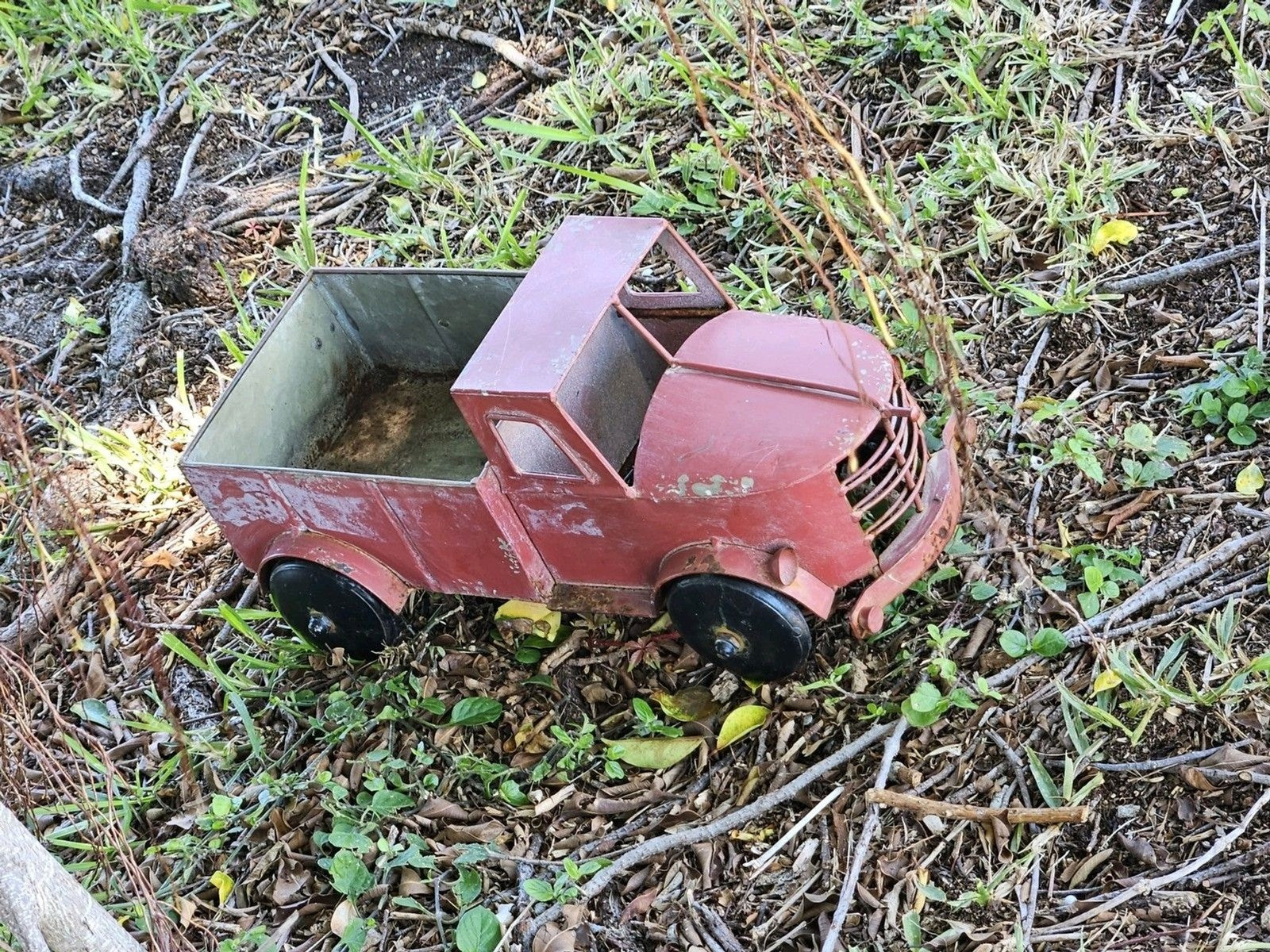 Little Red Farm Truck Rustic Country Chic Metal Garden Planter Pot 15" x 8"