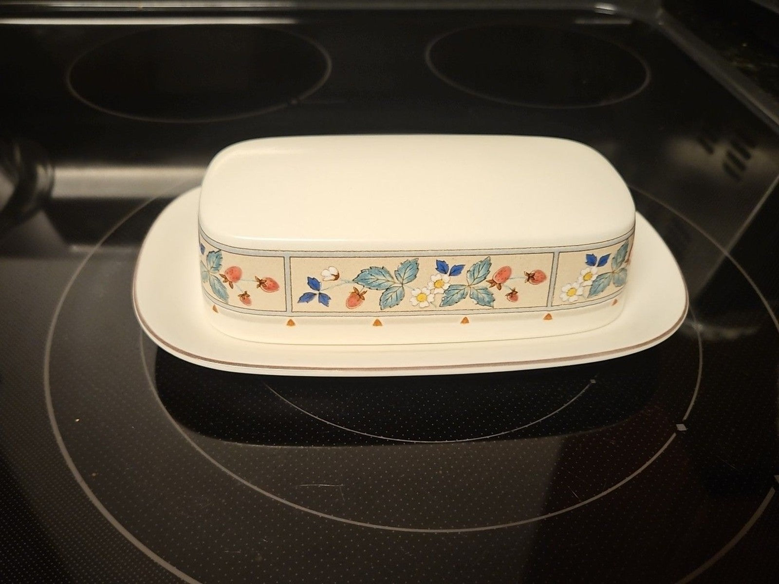 Mikasa Intaglio CAC01/CAC29 Strawberry Hill Butter Dish