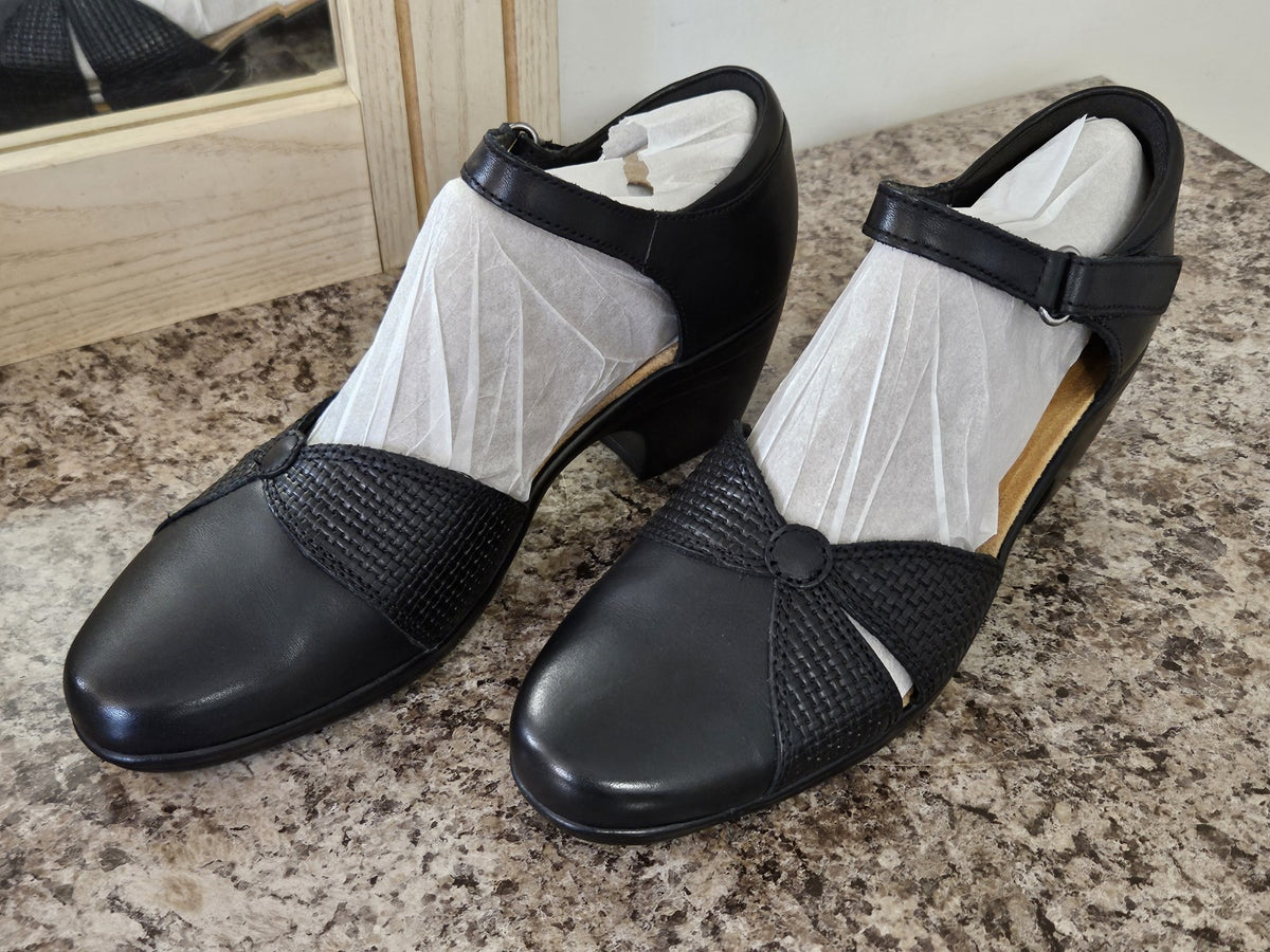 Clarks Emily Rae Women's Black Leather Ankle Strap Pump Heels Size 8M EUC