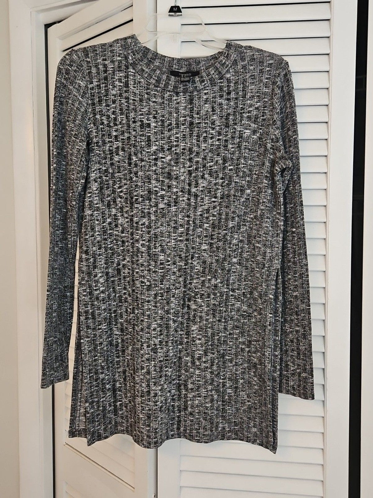 Forever 21 Women’s Light Tunic Sweater / Size S / Grey & Black