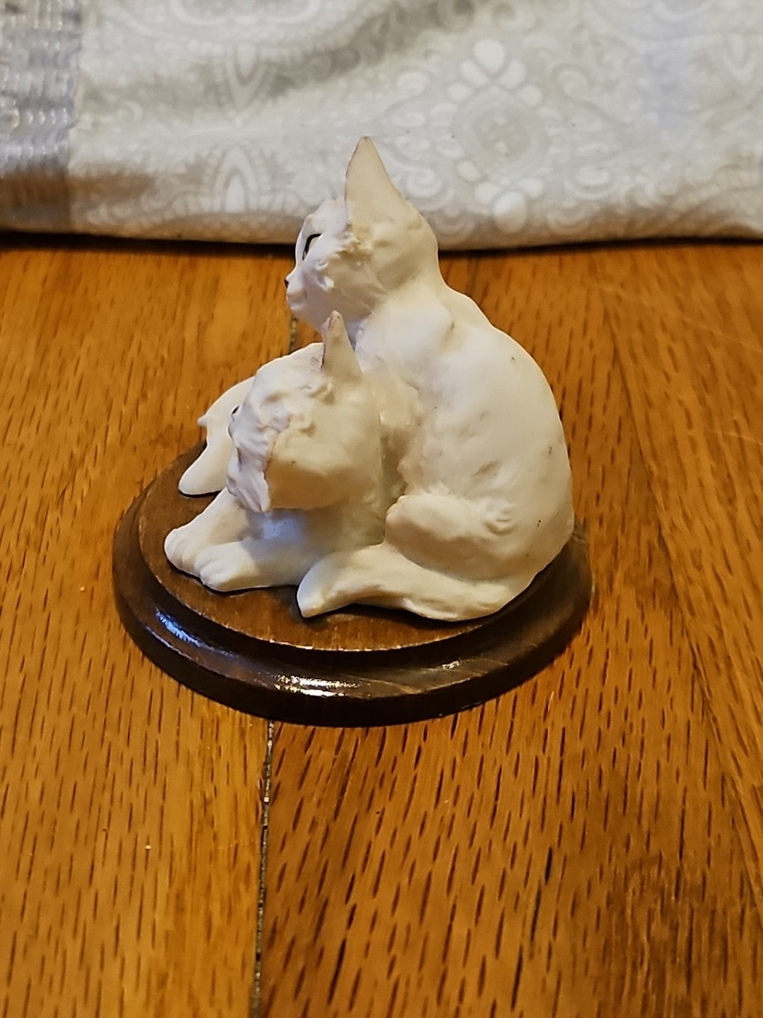 Vintage Giuseppe Armani Two White Persians With Yellow Eyes Cat Kitten Figurine