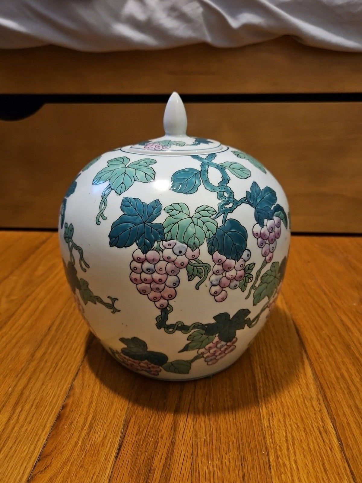 Vintage Chinoiserie Ginger Jar With Lid Purple Grape Vine & Leaves Motif 8" X 8"