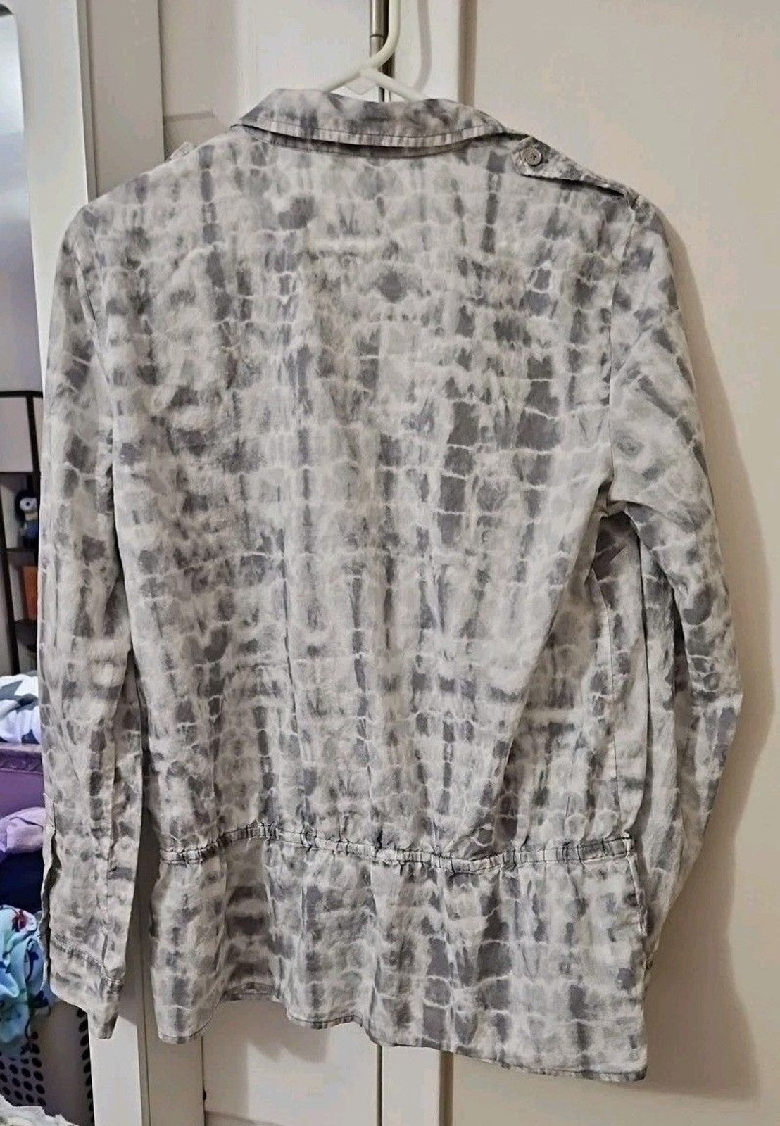 Michael Kors Blouse Henley Neck Ruffle Waist Sz L Grey & White