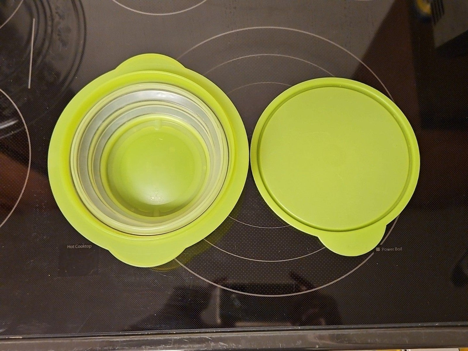 Tupperware 3 Cup Collapsible Green Dish 5452A With Lid