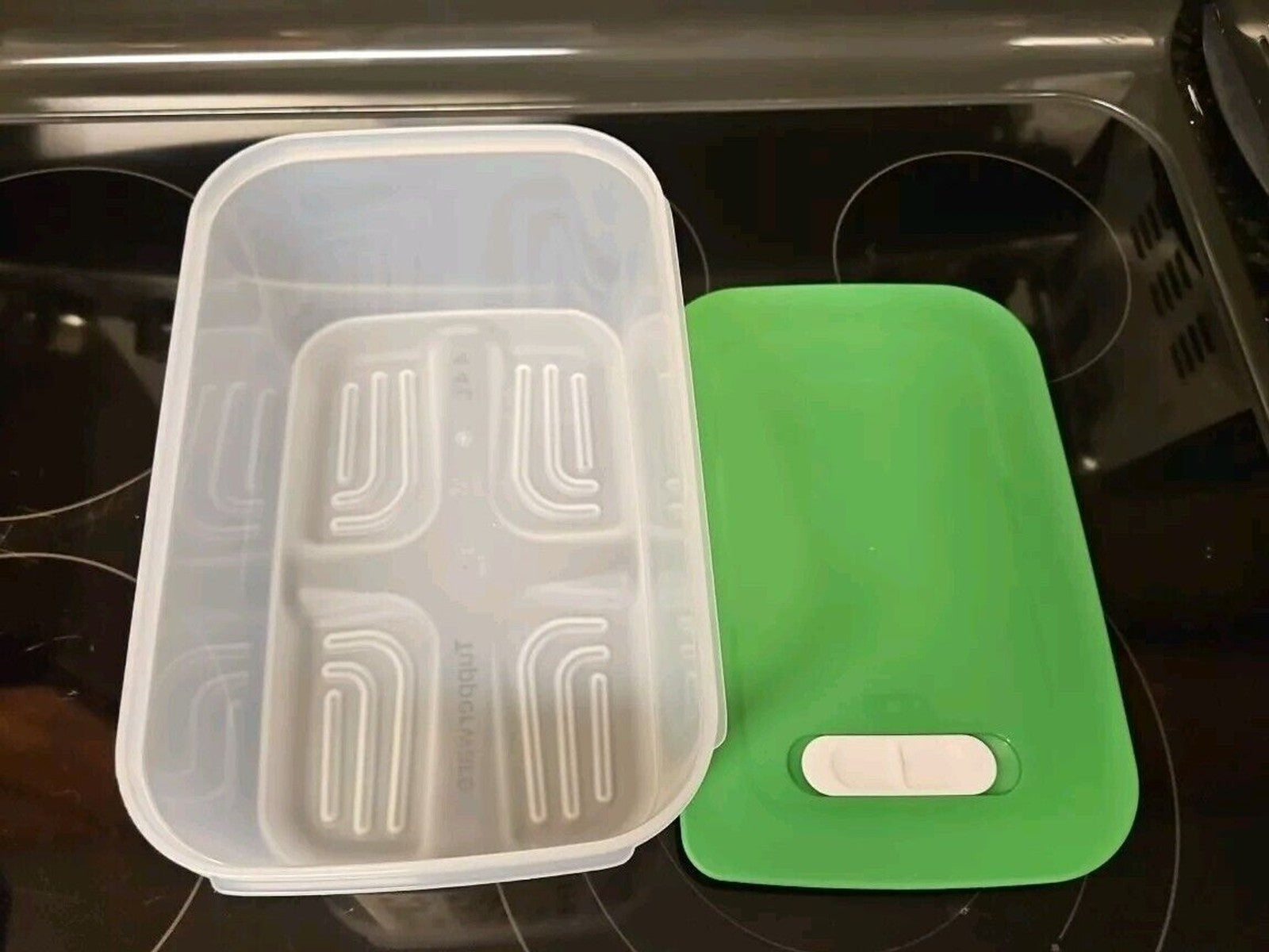 Tupperware FridgeSmart Medium Deep Container 1 Gal. Fruit & Veg Keeper Green