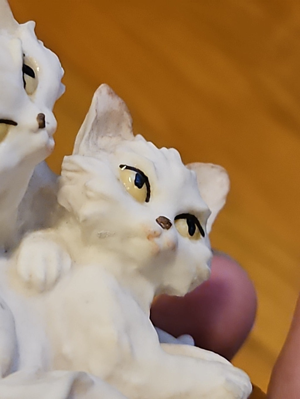 Vintage Giuseppe Armani Two White Persians With Yellow Eyes Cat Kitten Figurine