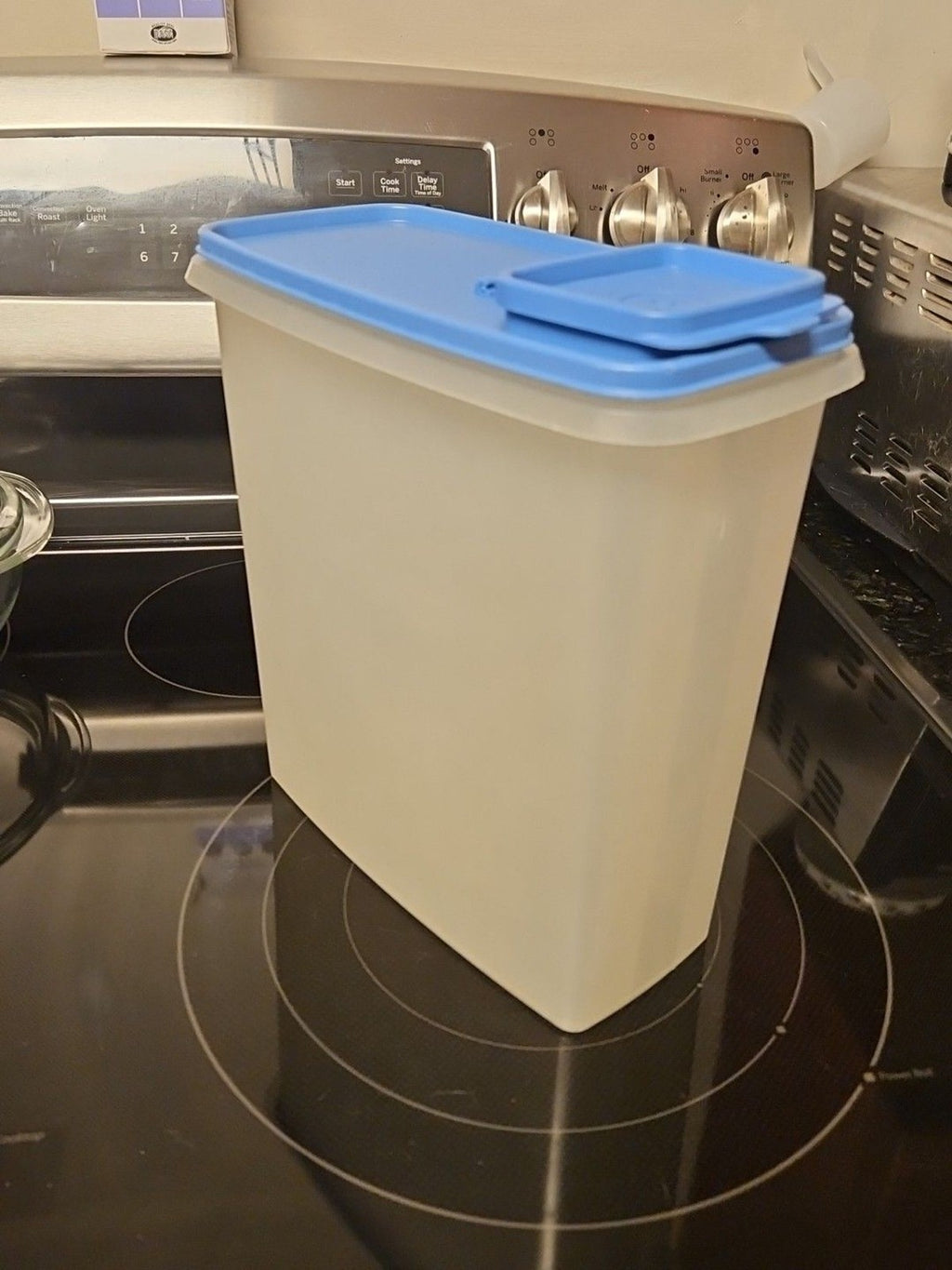 Vintage Tupperware 1588-3 Cereal Container W Blue Flapper Lid 1589-5