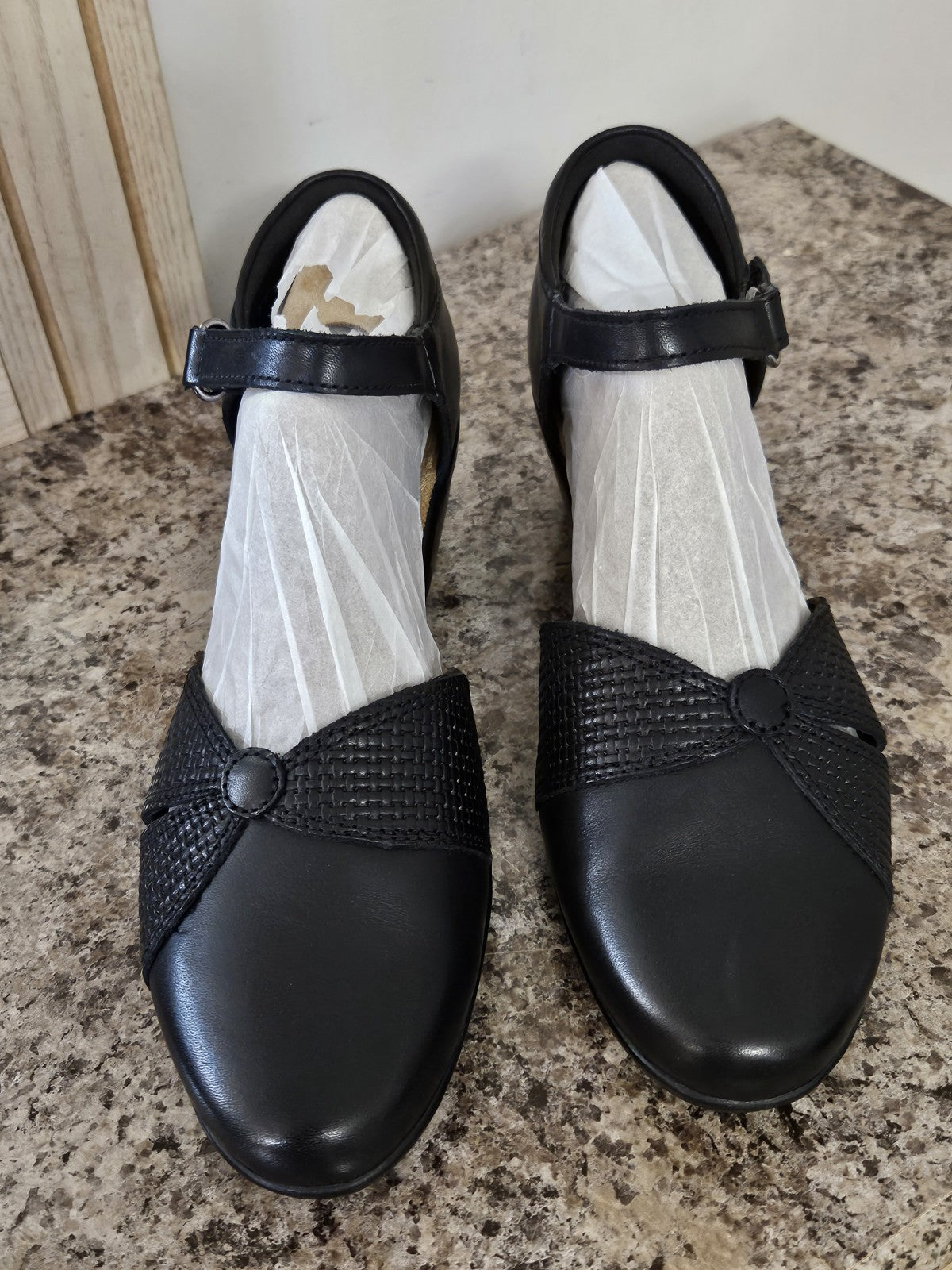Clarks Emily Rae Women's Black Leather Ankle Strap Pump Heels Size 8M EUC