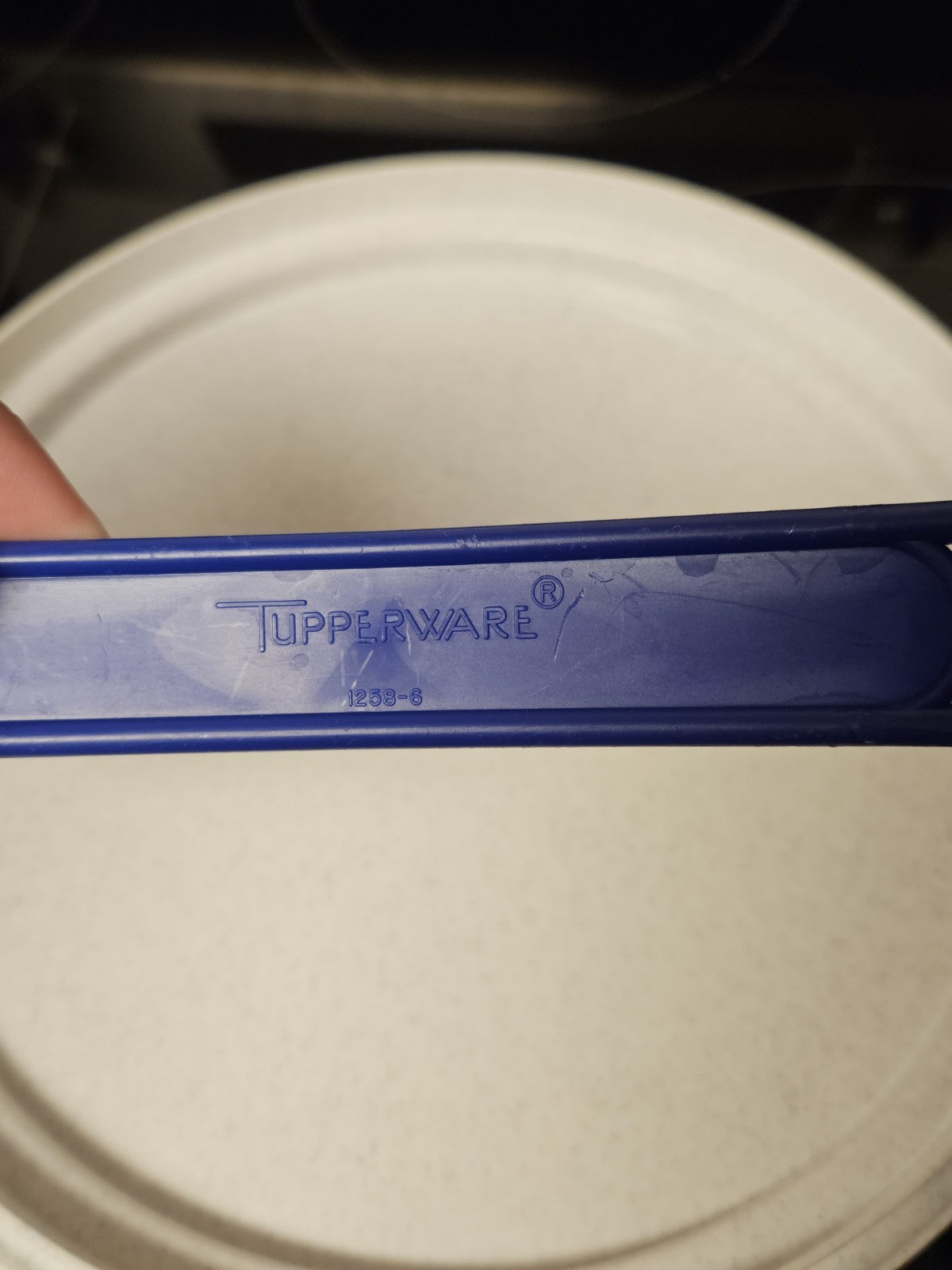 Vintage Tupperware 10" Cake Carrier White Speckled Base 684 Lid 683 Blue Handle