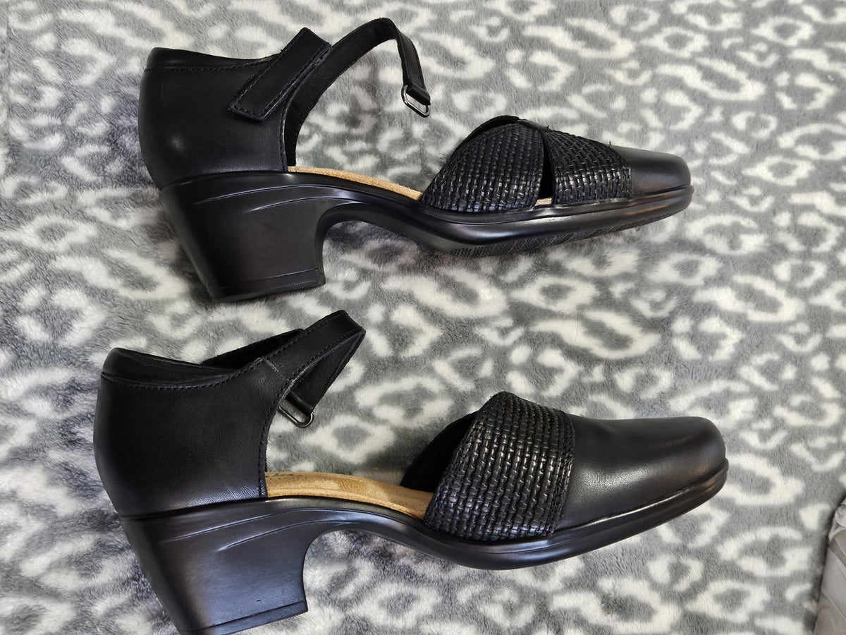 Clarks Emily Rae Women's Black Leather Ankle Strap Pump Heels Size 8M EUC