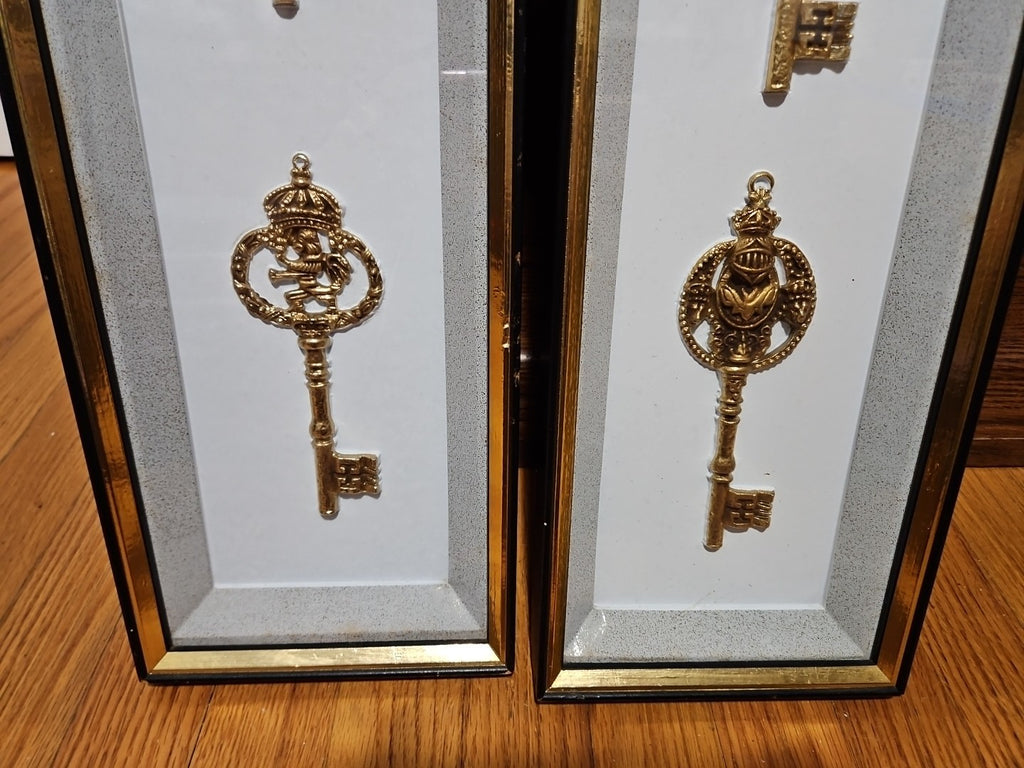 Set Of 2 Vintage MCM Turner Wall Accessory Ornate Kings Knights Gold Keys