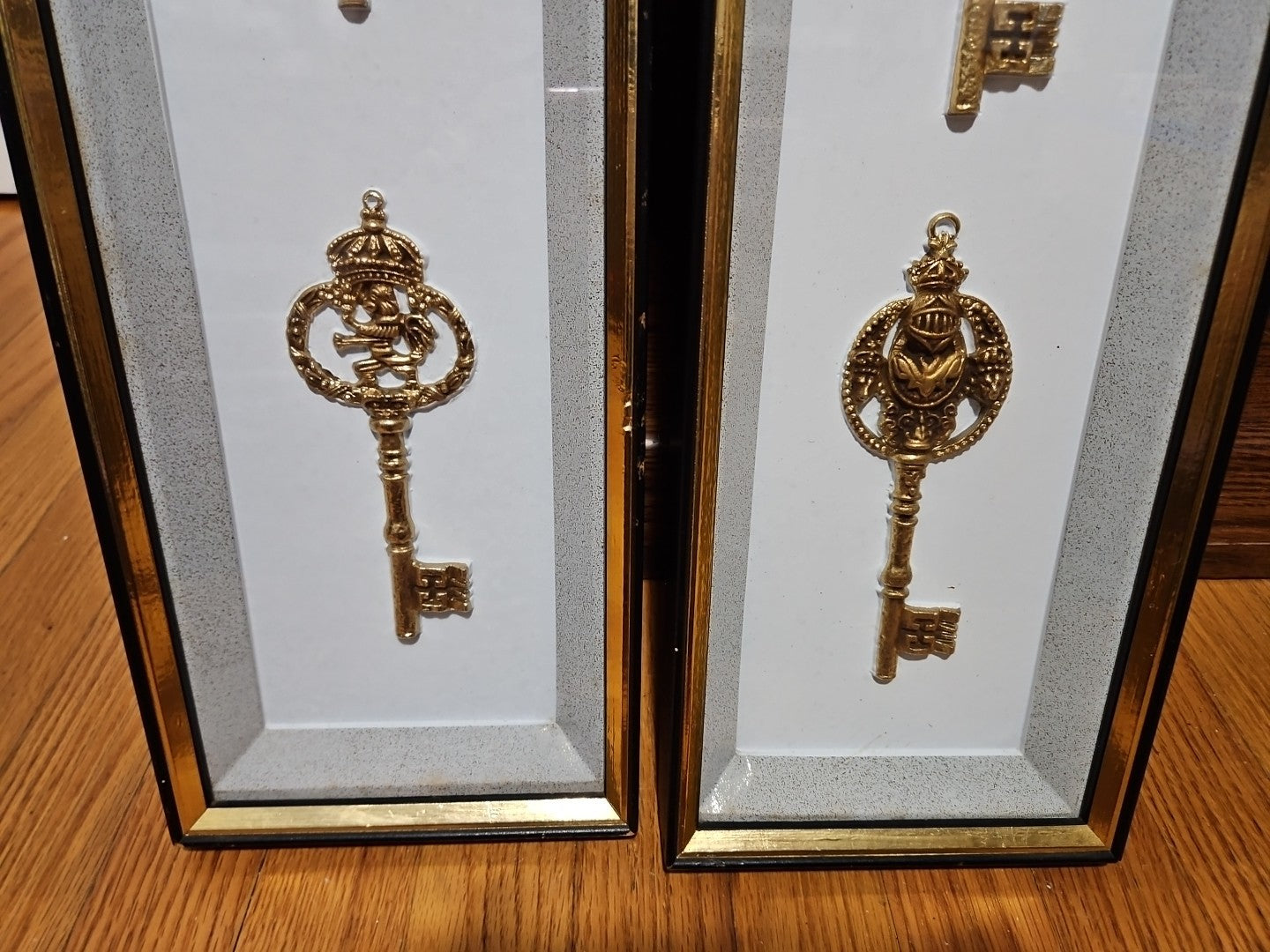 Set Of 2 Vintage MCM Turner Wall Accessory Ornate Kings Knights Gold Keys