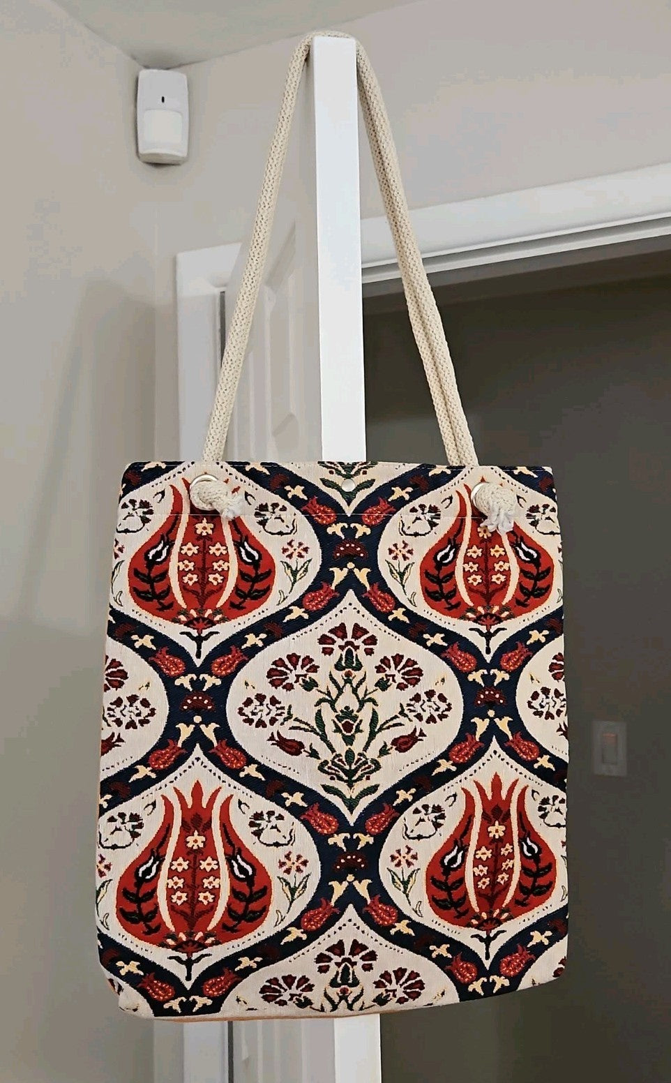Traditional Turkish Tulip Pattern Tapestry Tote Bag Red & White NWOT