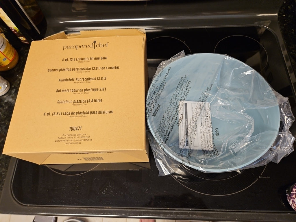 New In Box Pampered Chef 4 QT Plastic Mixing Bowl Blue & White
