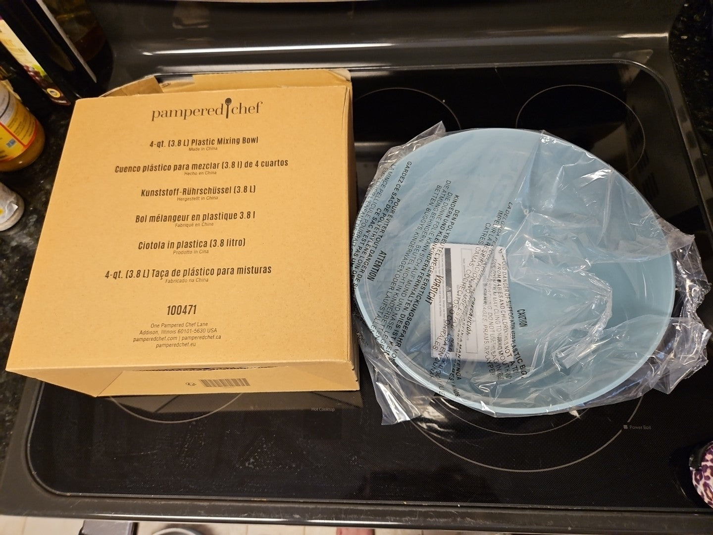 New In Box Pampered Chef 4 QT Plastic Mixing Bowl Blue & White